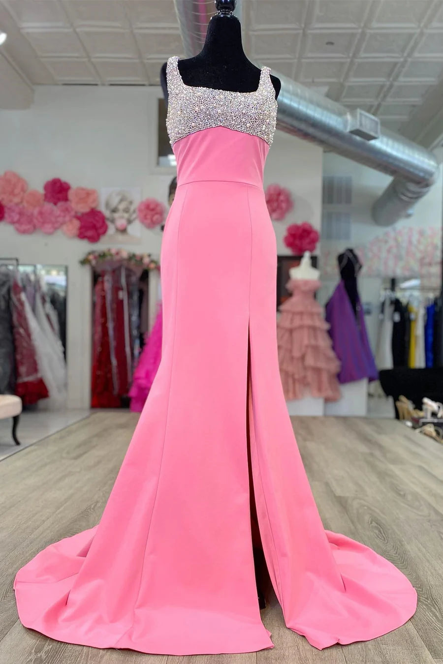 Vestido de fiesta de sirena con escote cuadrado y cuentas y abertura